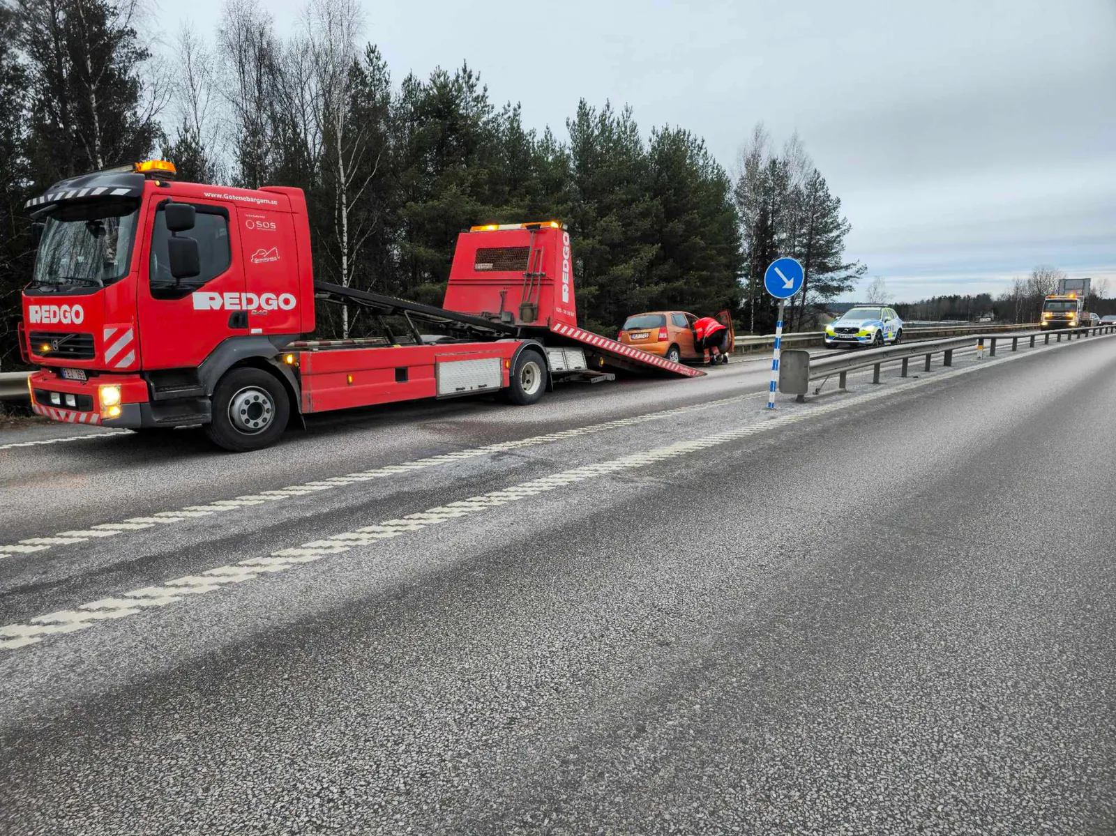 Götenebärgarns bärgningsbil hjälper en bil vid vägkanten